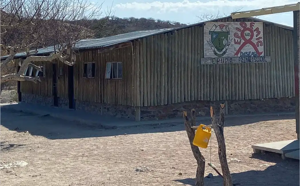 Das erste Schulgebäude der Epupa Primary School