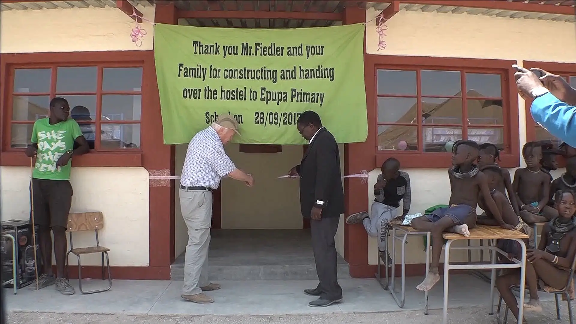 Einweihung des Hostel im Jahre 2017 und des Speisesaals, sowie einer neuen Küche durch Wolfgan Fiedler und Rektor Paulus Mumati
